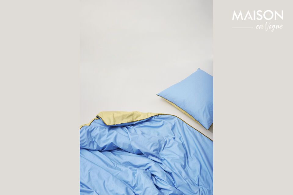 Ontdek de Aki sprei in blauw en geel, een kleurencombinatie die uitnodigt tot ontspanning en welzijn