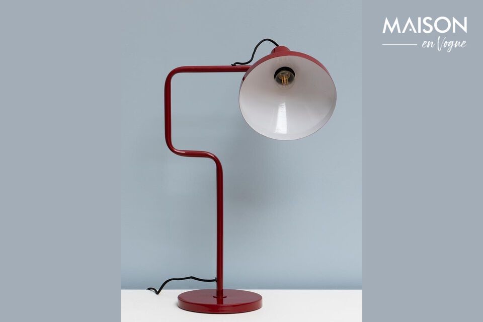 Deze lamp is gemaakt van stevig ijzer en garandeert duurzaamheid en stabiliteit