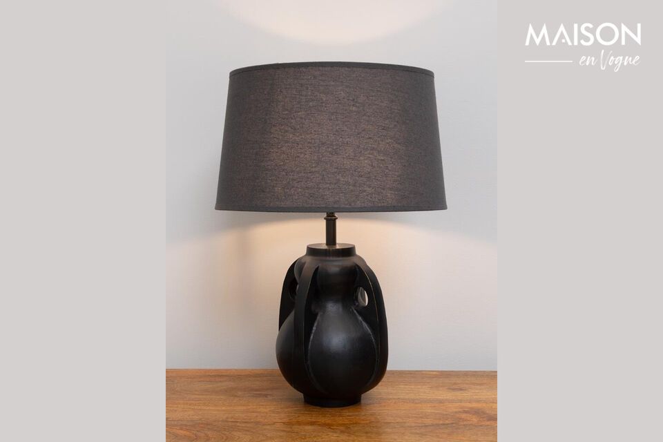 Met zijn minimalistische ontwerp en tijdloze zwarte afwerking vindt deze lamp gemakkelijk zijn