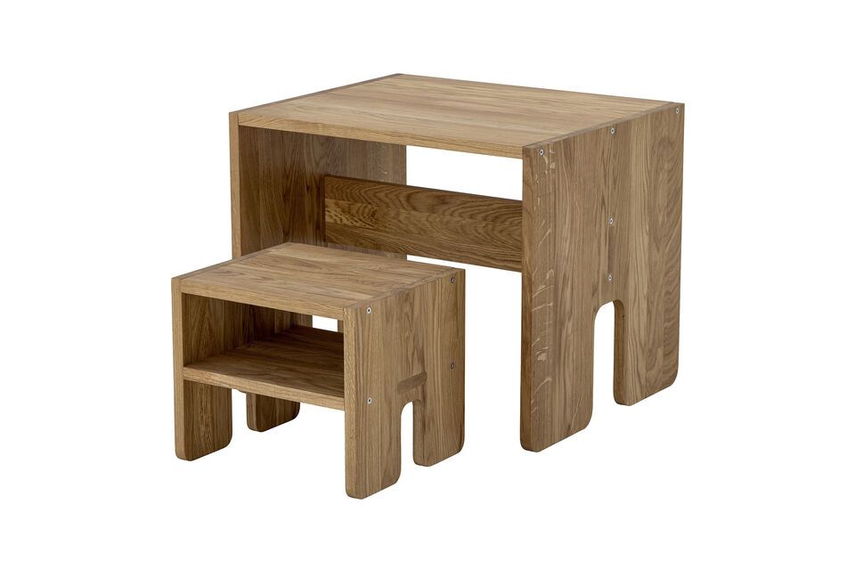 Een elegante eiken kruk die zowel functioneel als decoratief is.