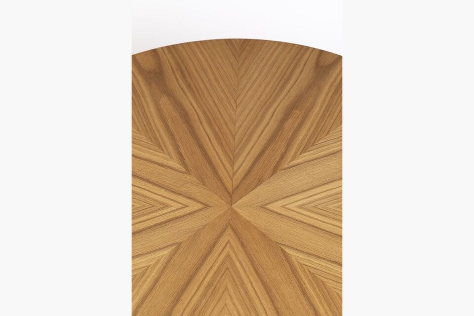 Deze tafel is gemaakt van hoogwaardig hout en garandeert duurzaamheid en stabiliteit