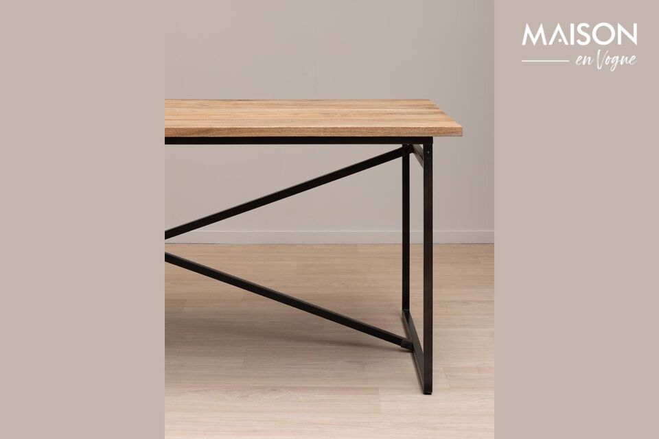 Deze tafel is gemaakt van ijzer van hoge kwaliteit en garandeert niet alleen een grote duurzaamheid