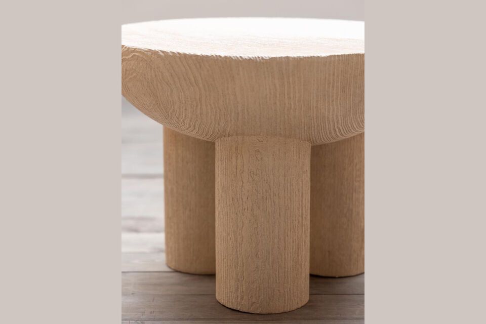 Met zijn neutrale beige kleur past deze bijzettafel harmonieus in elk interieur en voegt hij een