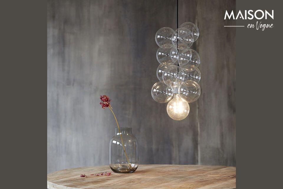 Chique metalen hanglamp: verlicht met moderniteit en stijl.