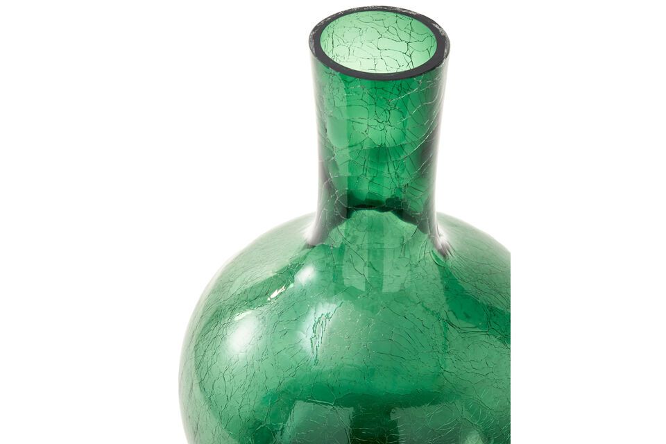 De Cracked Dark Green Glass Vase is robuust ondanks zijn delicate uiterlijk en getuigt van