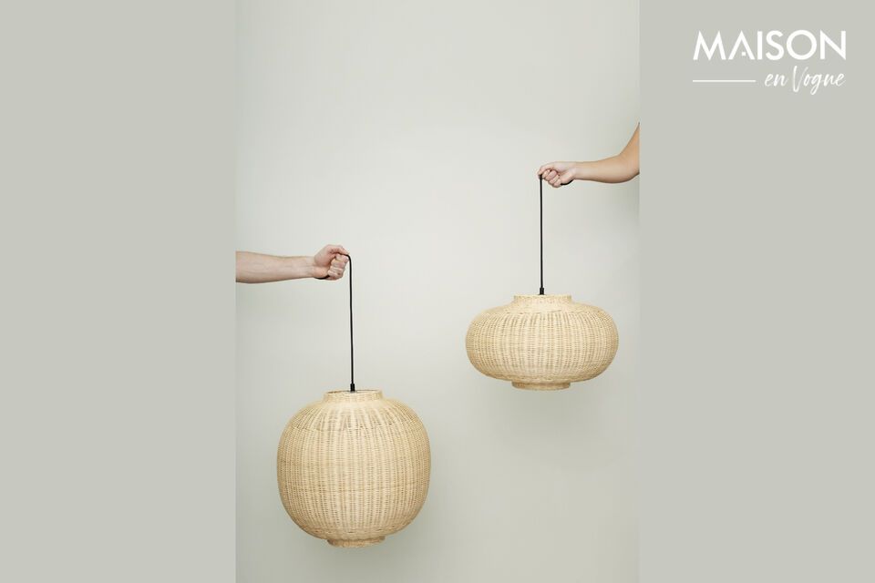 Deze lamp is gemaakt van rotan en is ontworpen om te spelen met vormen en licht