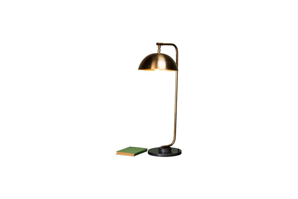 Voeg een vleugje warmte toe met deze elegante lamp.