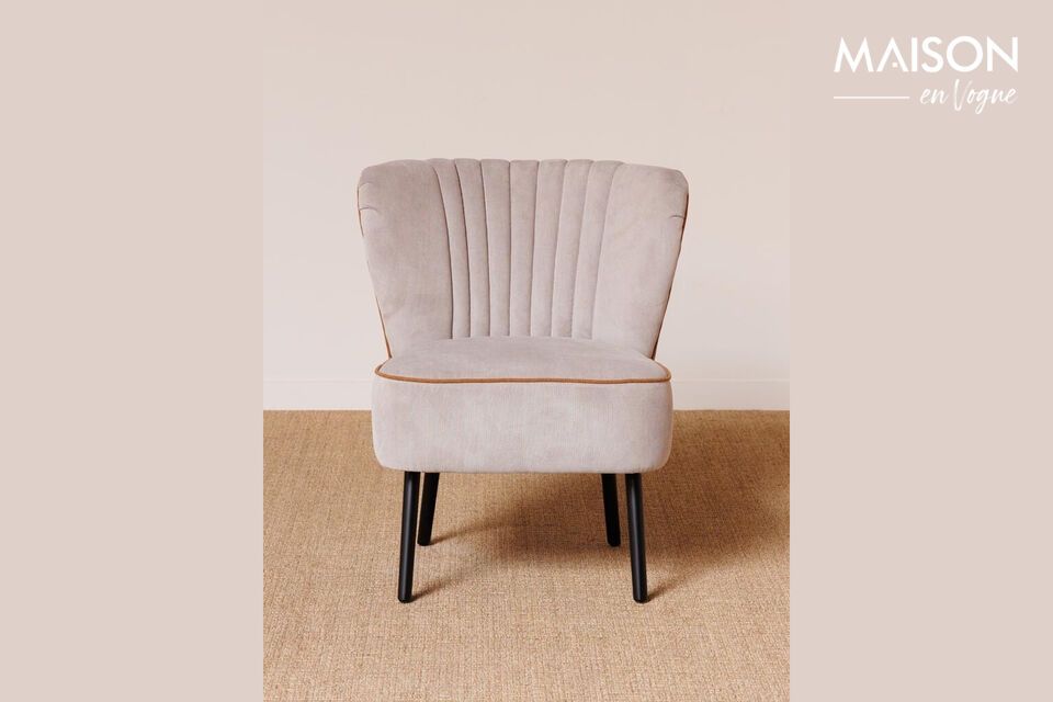 Ontdek het comfort en de elegantie die samenkomen in één ontwerp met onze beige berken fauteuil