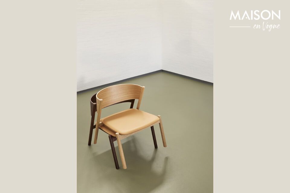 Deze fauteuil heeft een frame van beuken en eiken met een donkere lakafwerking en is 64 cm lang