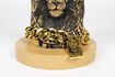 Miniatuur Fother Mucker Lion beige bijzettafel van hars 8