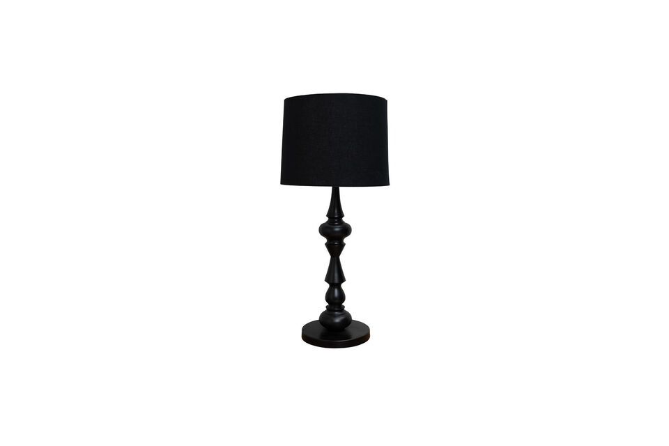 Met praktische afmetingen van 40 cm in de lengte en diepte en een hoogte van 97 cm neemt deze lamp