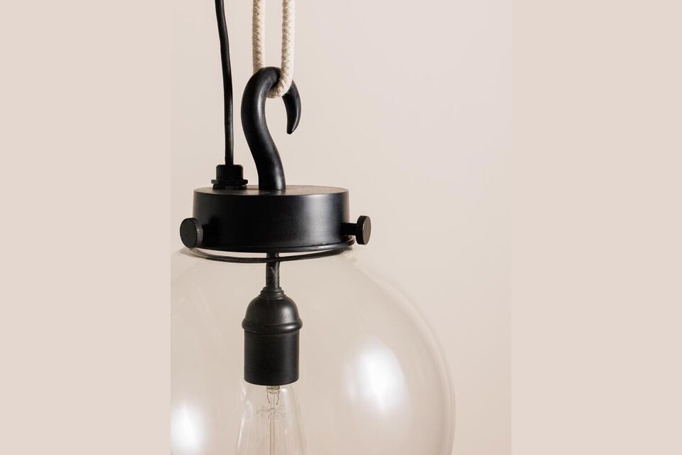 Wil je een vleugje elegantie en moderniteit toevoegen aan je interieur? Onze Globe Brass Pendant is