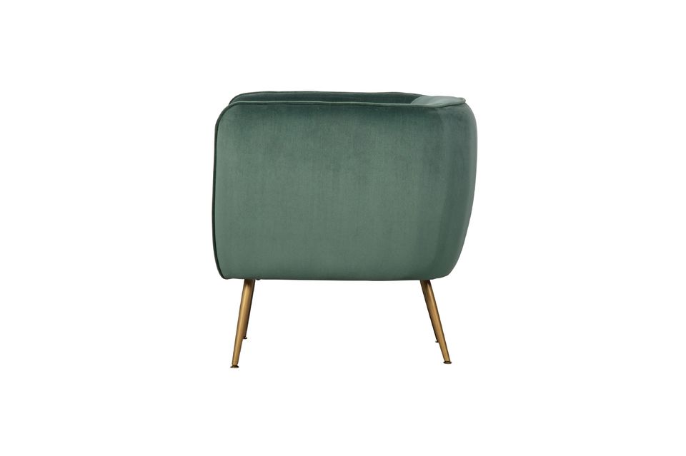 De elegante en trendy Sara fauteuil in groene fluwelen stof met gouden poten