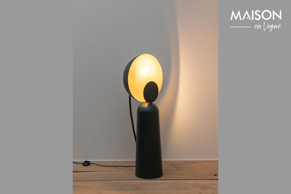 Omarm stijl en functionaliteit met onze groene ijzeren vloerlamp.