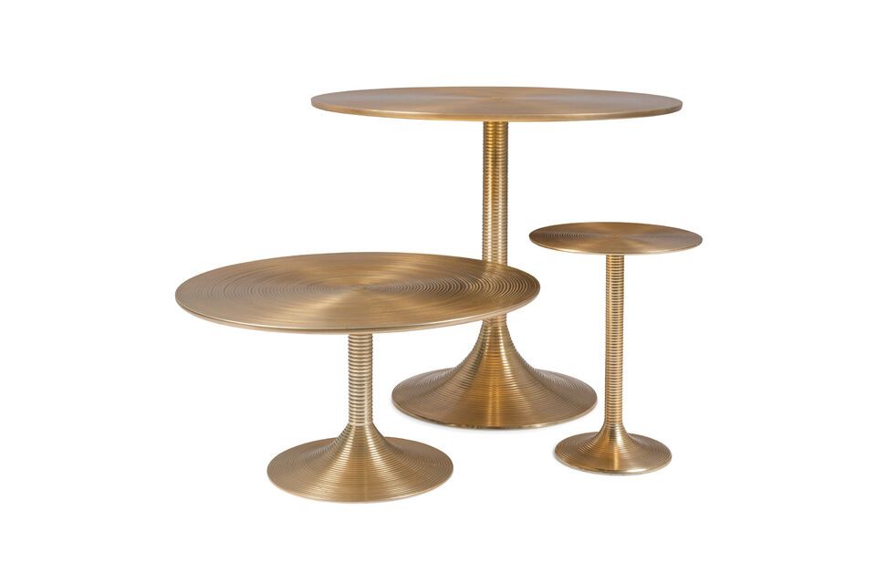 Met zijn betoverende ontwerp en matgouden afwerking dient deze tafel niet alleen als een middelpunt