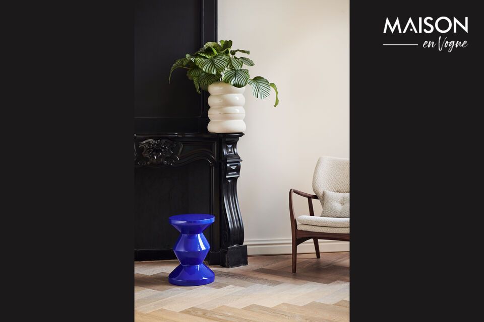 De Dark Blue Fibreglass Stool uit de Zig Zag collectie belichaamt een moderne en veelzijdige