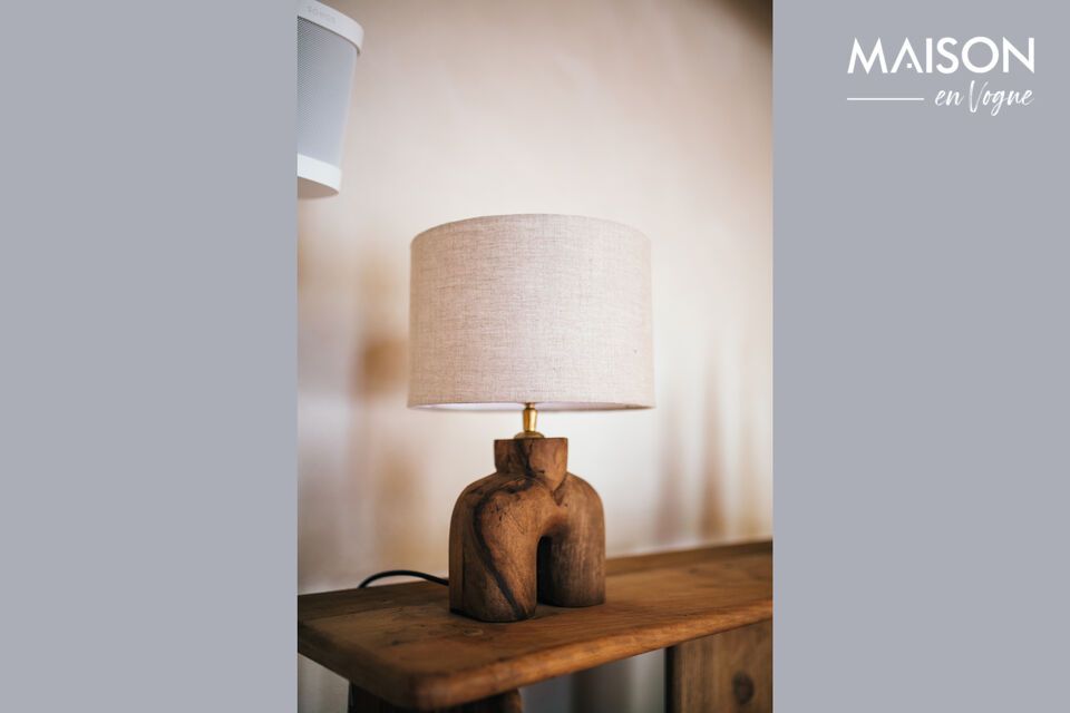 Deze lamp van onbehandeld mangohout is de meest compacte uit de collectie en is ideaal voor kleine