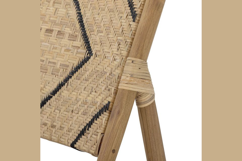 Voeg een functioneel en aantrekkelijk designelement toe aan je interieur met deze slanke stoel