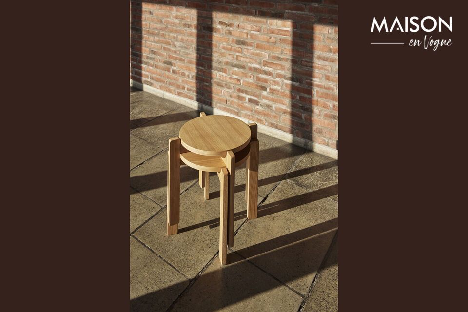 Deze stoel is gemaakt van FSC®-gecertificeerd hout en biedt een praktische en esthetische