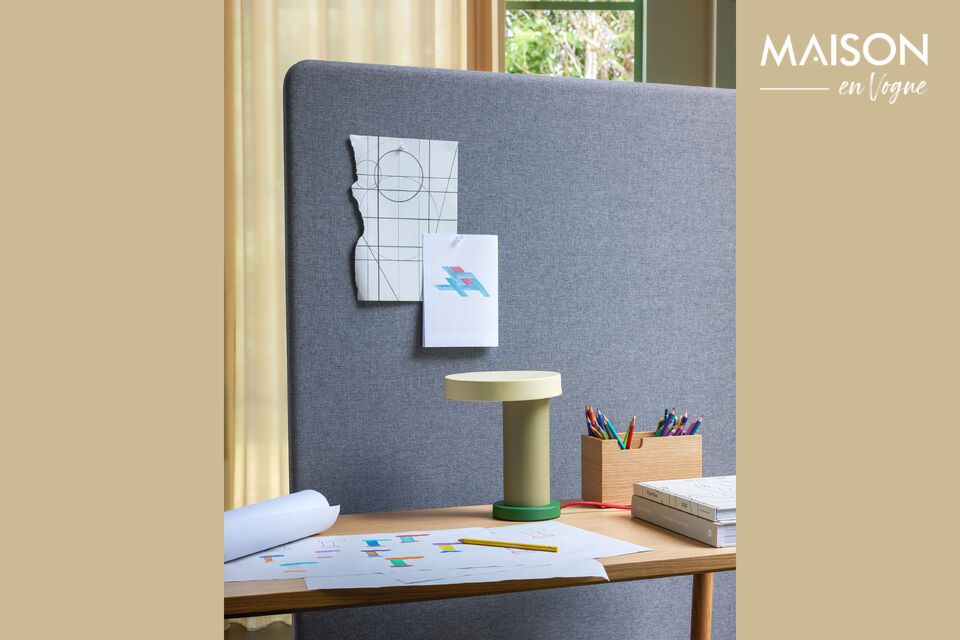 Deze lamp is ideaal voor het opfleuren van een bureau of studietafel en combineert functionaliteit