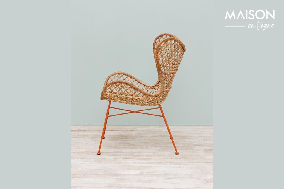 Deze beige fauteuil is gemaakt van rotan