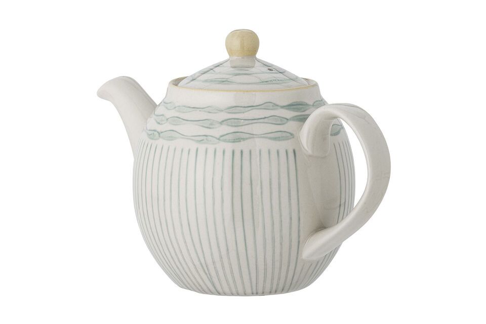 Het delicate blauwe patroon op deze theepot voegt een charmant tintje toe aan je servies en maakt