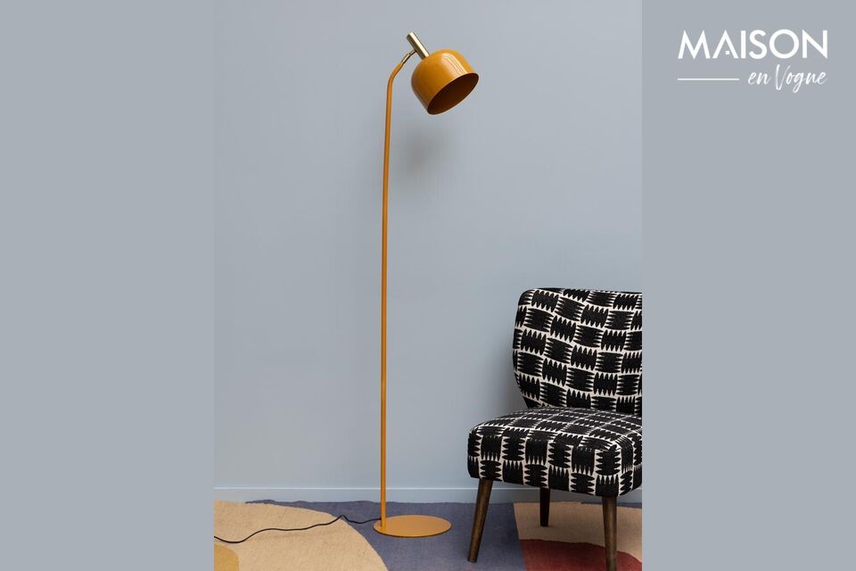 Met een hoogte van 135 cm is deze elegante lamp ideaal voor het verlichten en verbeteren van elke