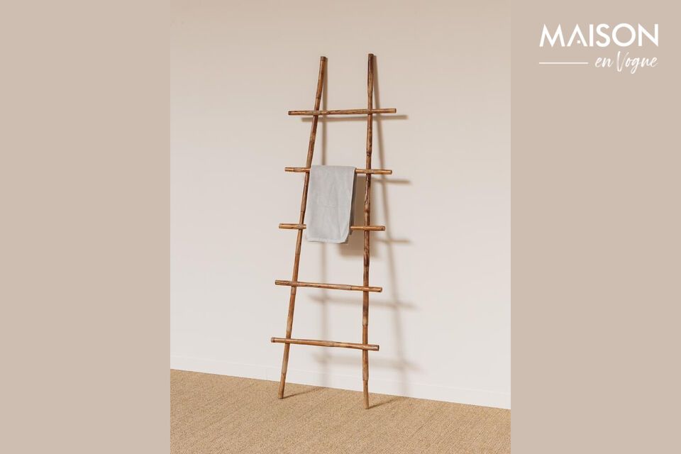 Rotan ladder voor elegant en praktisch opbergen.