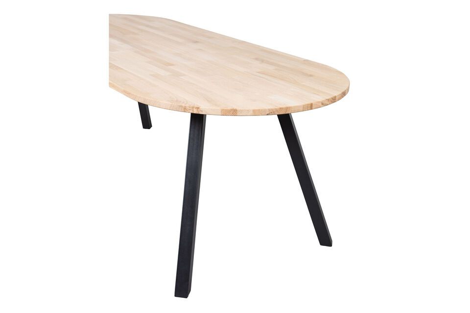 De tafel is 75 cm hoog, 220 cm lang en 90 cm breed