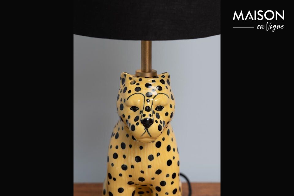 Deze lamp is perfect om een vleugje kleur en warmte aan je ruimte toe te voegen