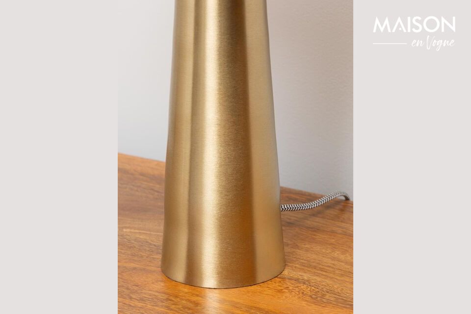 Deze lamp is zowel robuust als verfijnd en is ontworpen om een vleugje moeiteloze luxe in elke