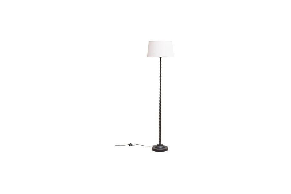 Met een hoogte van 163 cm en compacte afmetingen van 45 x 45 cm is deze vloerlamp ontworpen om