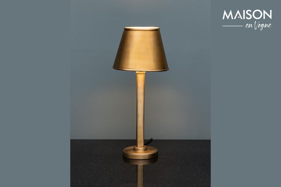 Een goudkleurige ijzeren lamp voor een elegante, praktische touch.