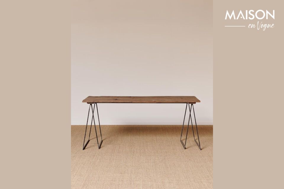 Ontdek een stevige, elegante tafel gemaakt van gerecycled hout.