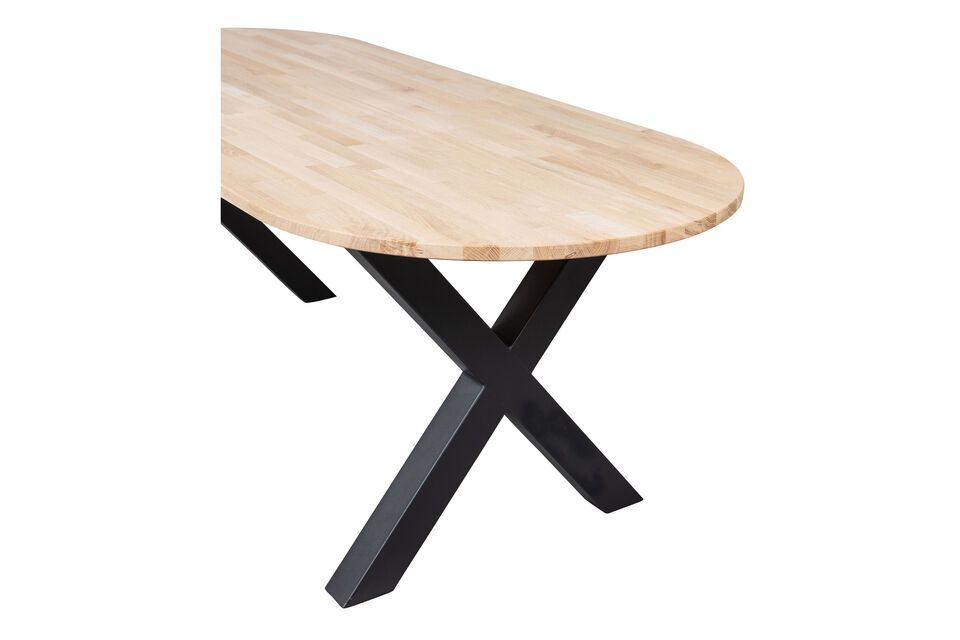 Deze onbehandelde eiken eettafel biedt een modern ontwerp en een grote zitcapaciteit