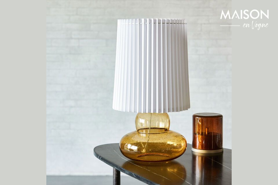 Breng warmte en elegantie in je huis met deze amberkleurige glazen lamp.