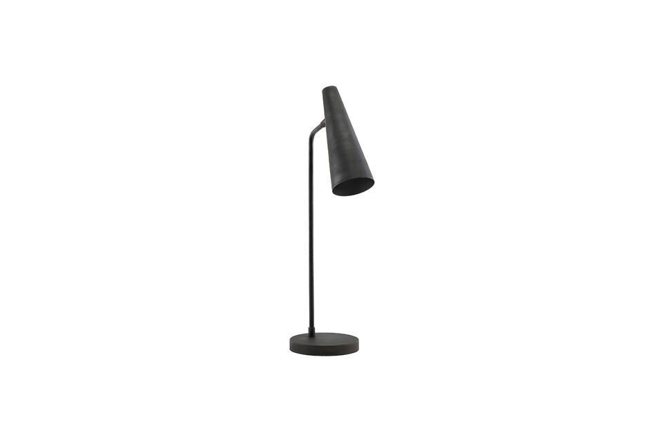 Deze lamp is gemaakt van mat zwart messing en heeft een strak