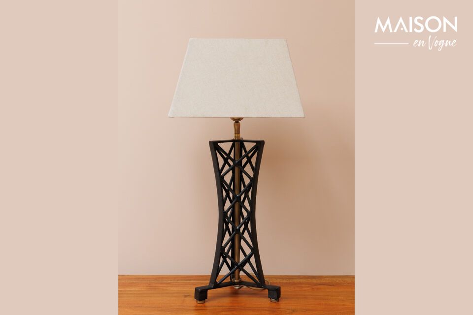 Voeg een elegant, modern tintje toe met deze lamp van zwart messing.