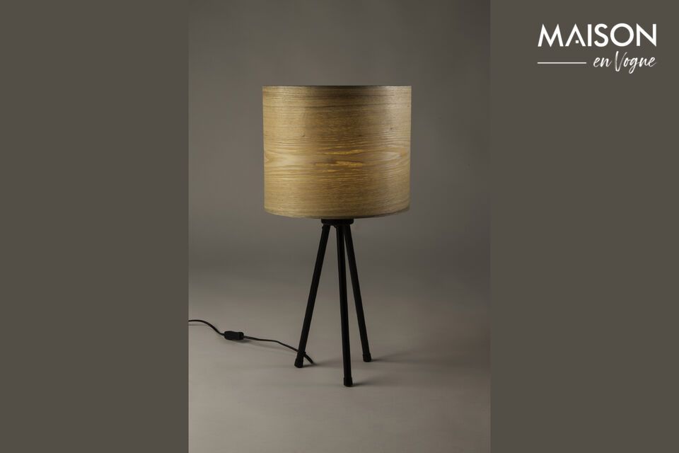 Een lamp met een authentiek design die hout en metaal vermengt