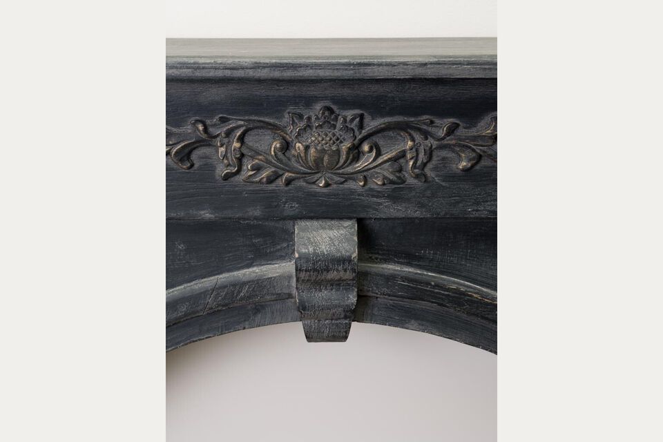 Breng een vleugje functionele elegantie in je huis met onze zwart grenen haardconsole