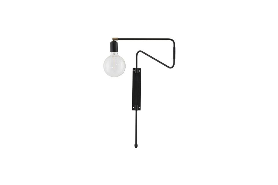 Deze lamp van robuust zwart ijzer heeft een lengte van 35 cm en een hoogte van 65 cm en is zowel